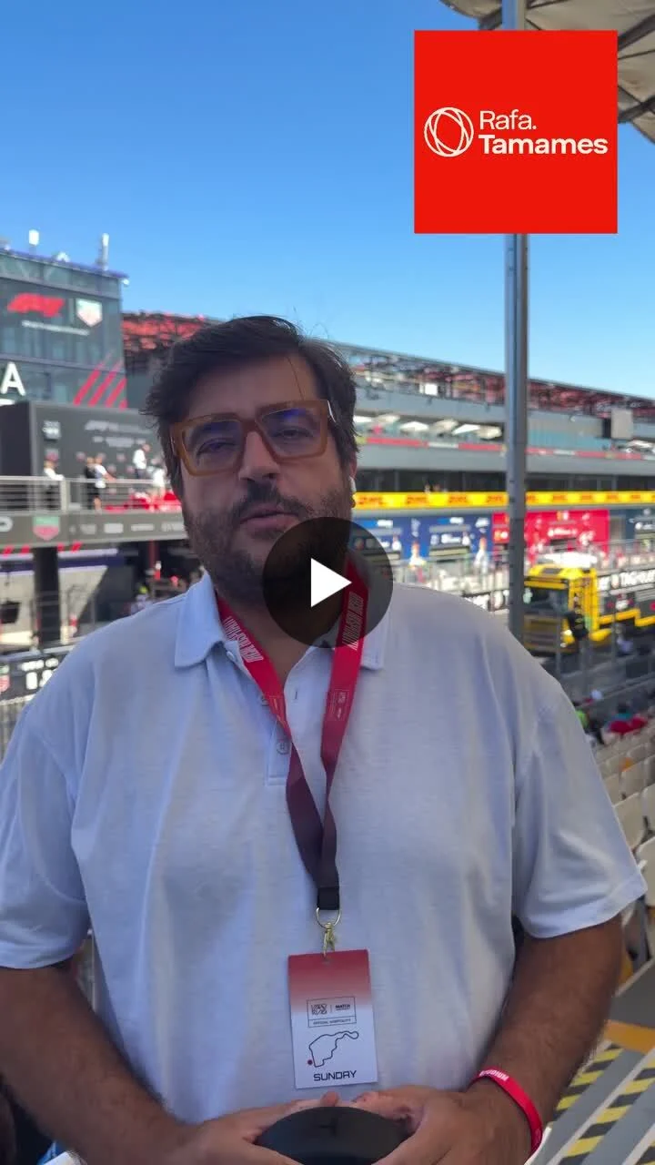 Rafael Tamames en el Gran Premio de Madrid, ante los garajes de Fórmula 1