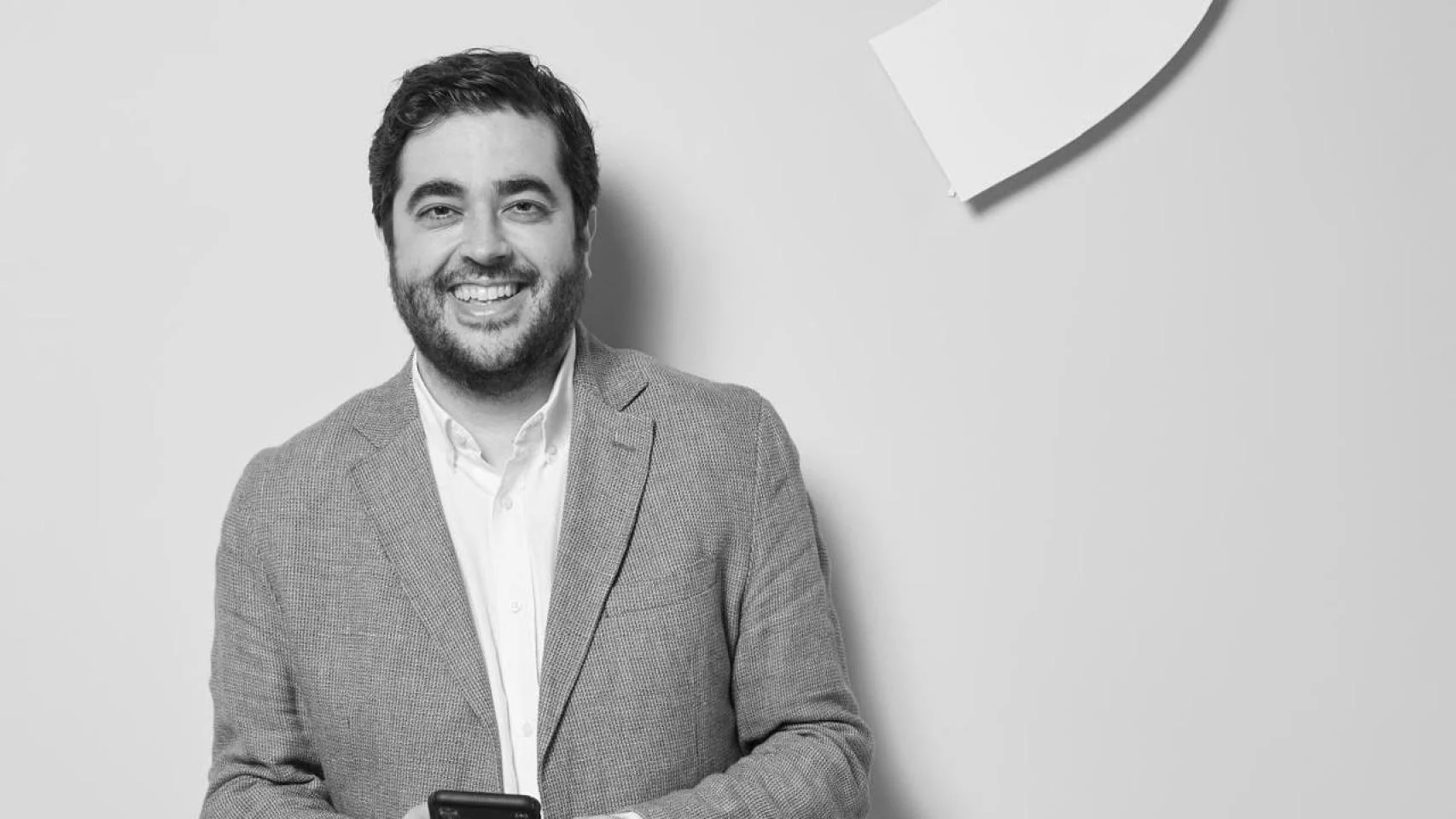 Retrato de Rafael Tamames publicado con su columna sobre venture studios en El Español