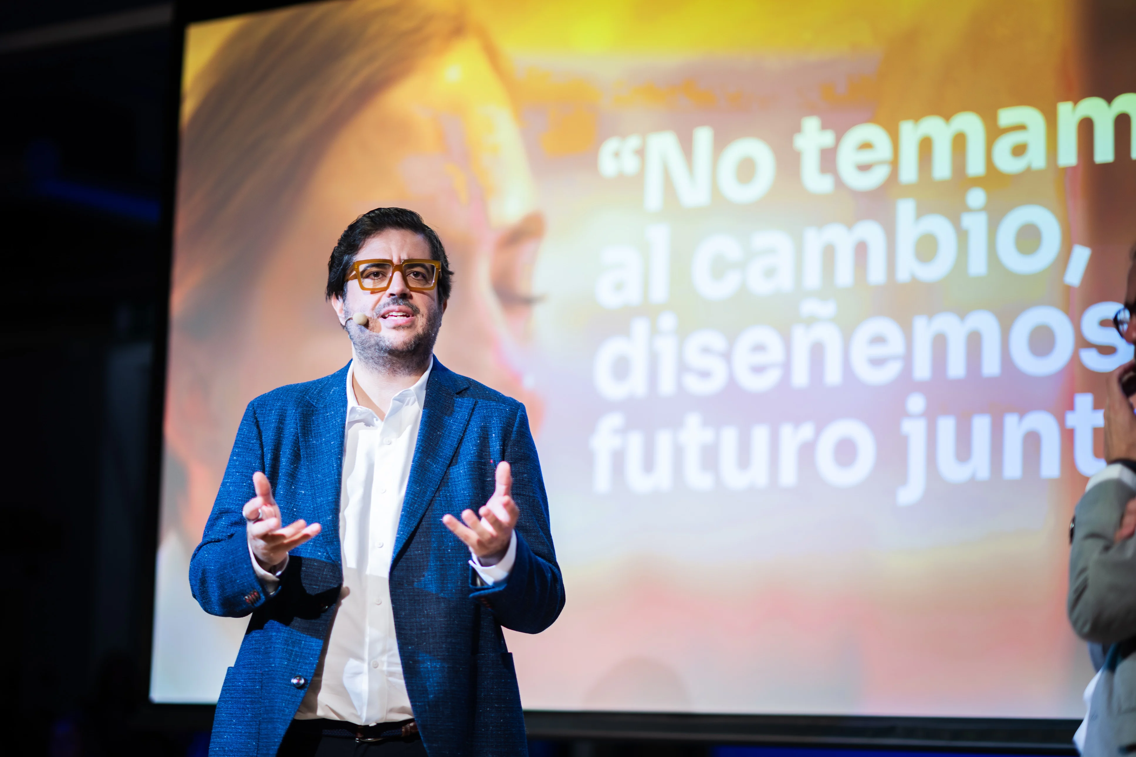 Rafael Tamames dando una conferencia, con el rostro y el gesto visibles