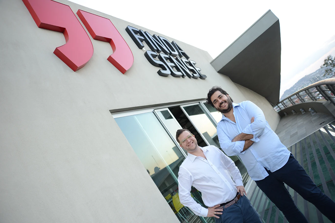 Tomy Lorsch y Rafael Tamames posan delante de una oficina de Findasense