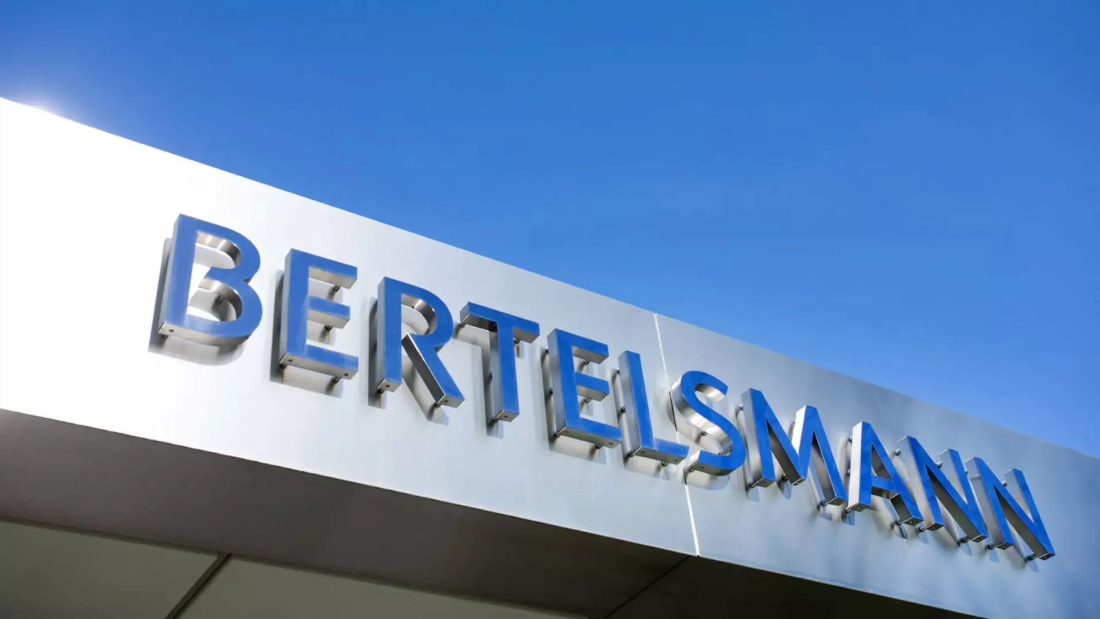 Rótulo de Bertelsmann en la fachada de su sede