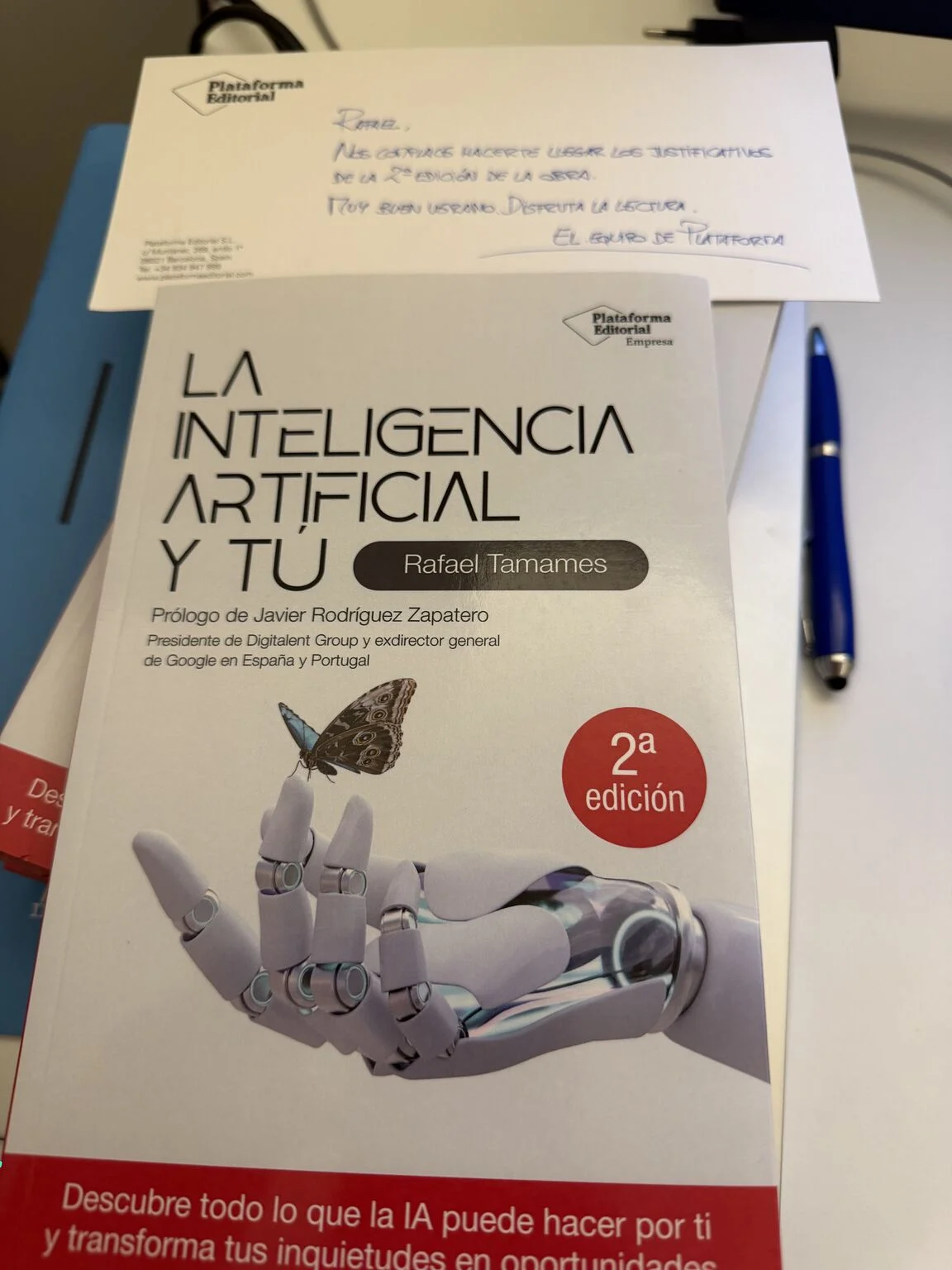 Segunda edición del libro La inteligencia artificial y tú, de Rafael Tamames, junto a una nota manuscrita de Plataforma Editorial