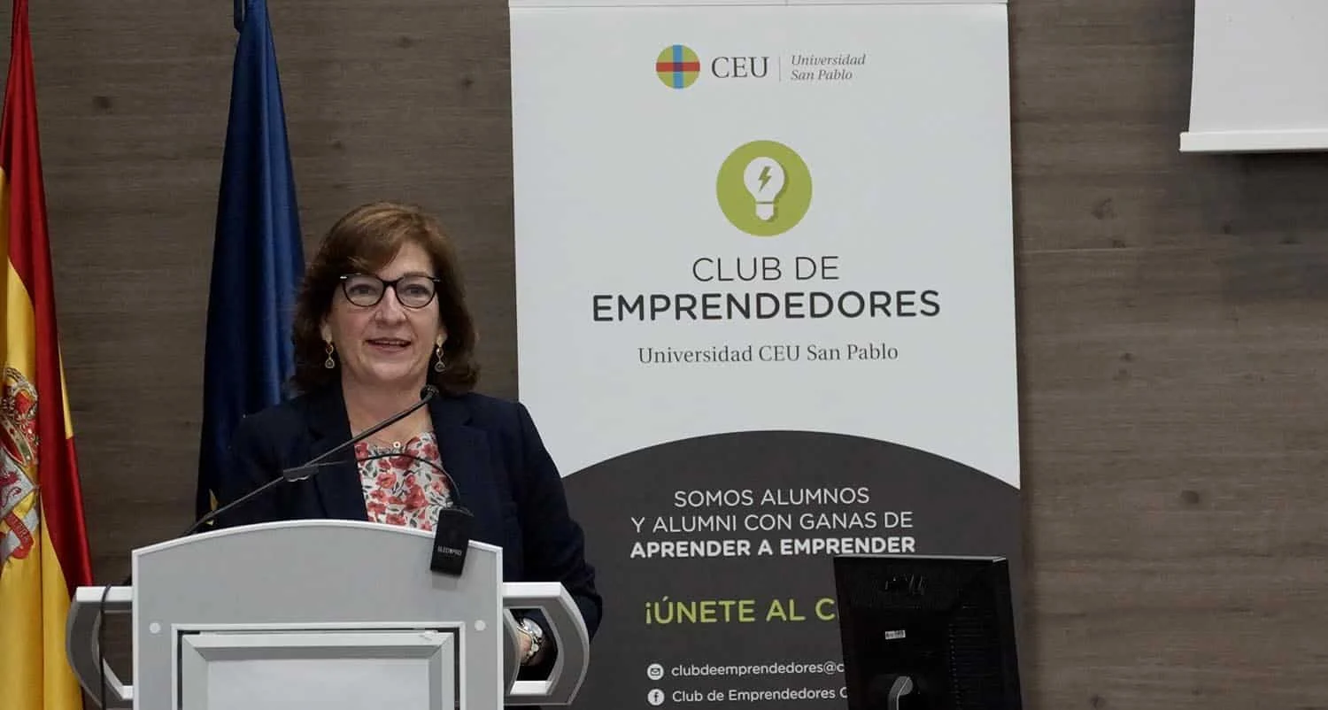 Una ponente interviene ante el cartel del Club de Emprendedores de la Universidad CEU San Pablo durante el acto de apertura de su nueva etapa