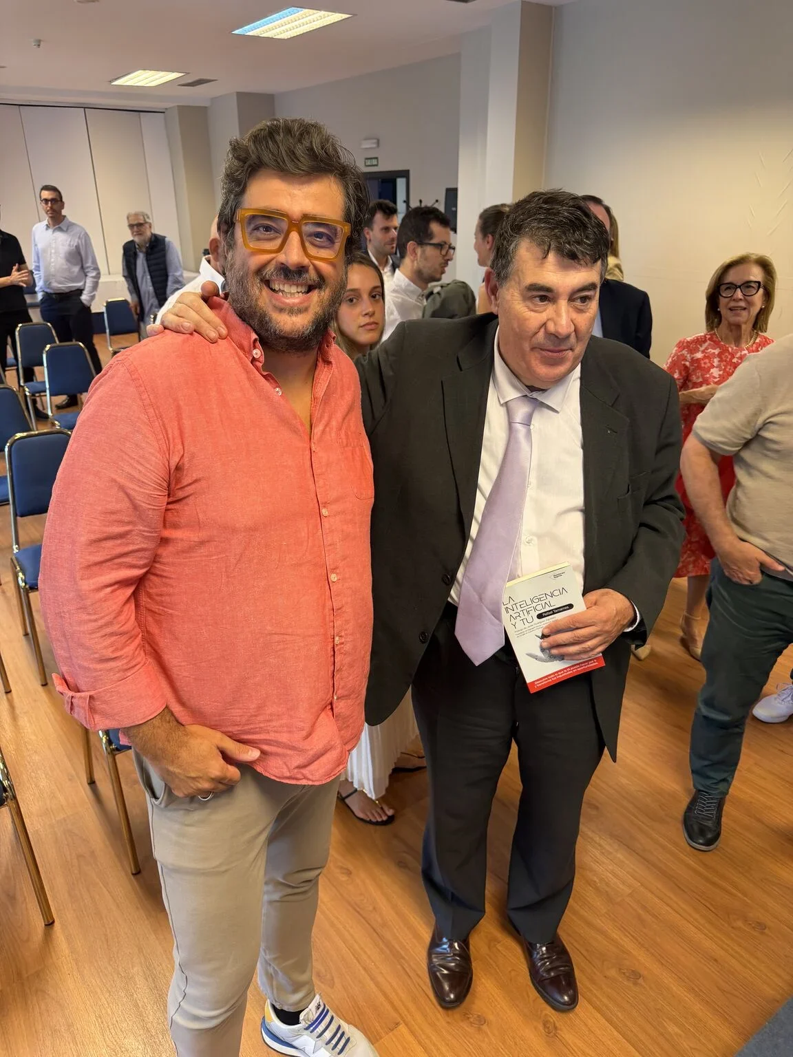 Rafael Tamames y Miguel Anxo Bastos Boubeta juntos tras una charla sobre inteligencia artificial en Vigo
