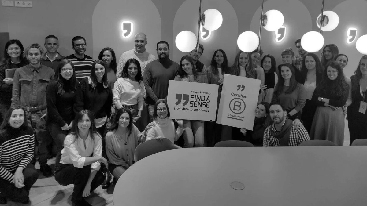 Equipo de Findasense junto al distintivo de empresa certificada B Corp