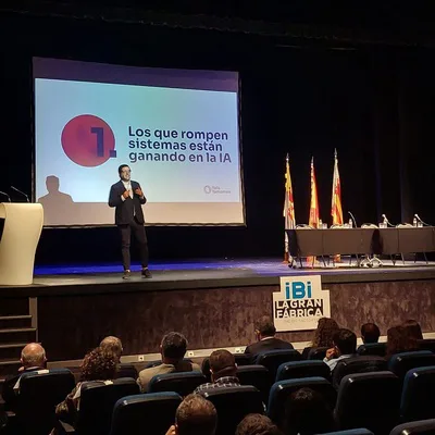 Rafael Tamames durante su conferencia sobre inteligencia artificial en el VII Congreso Ibi La Gran Fábrica