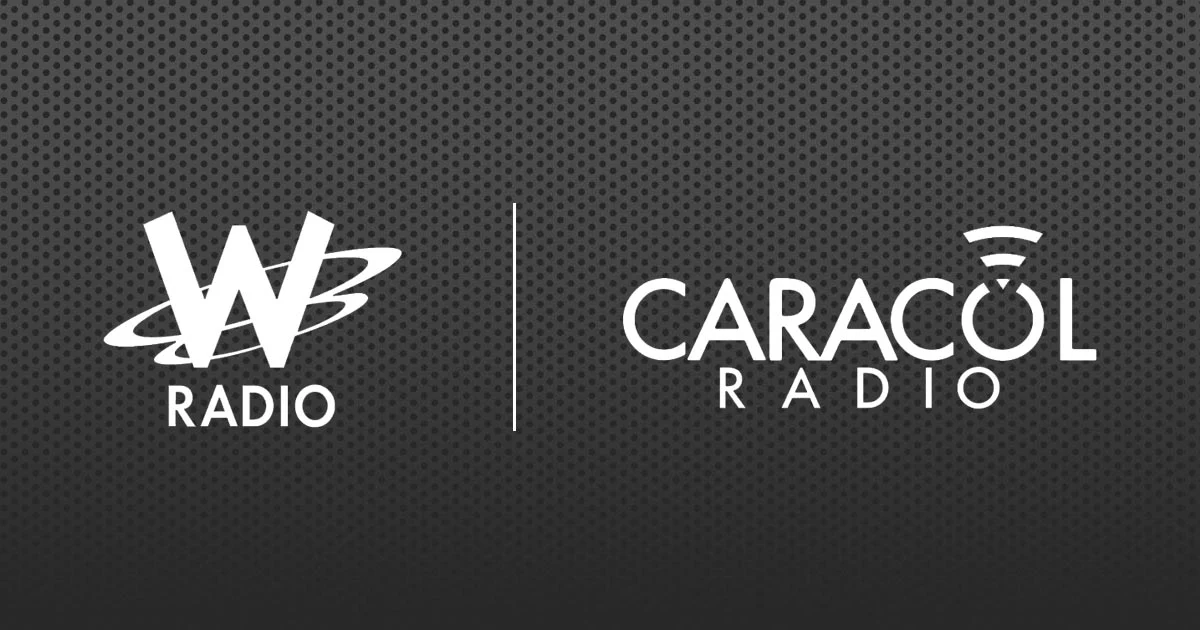 Logotipos de W Radio y Caracol Radio sobre un fondo oscuro