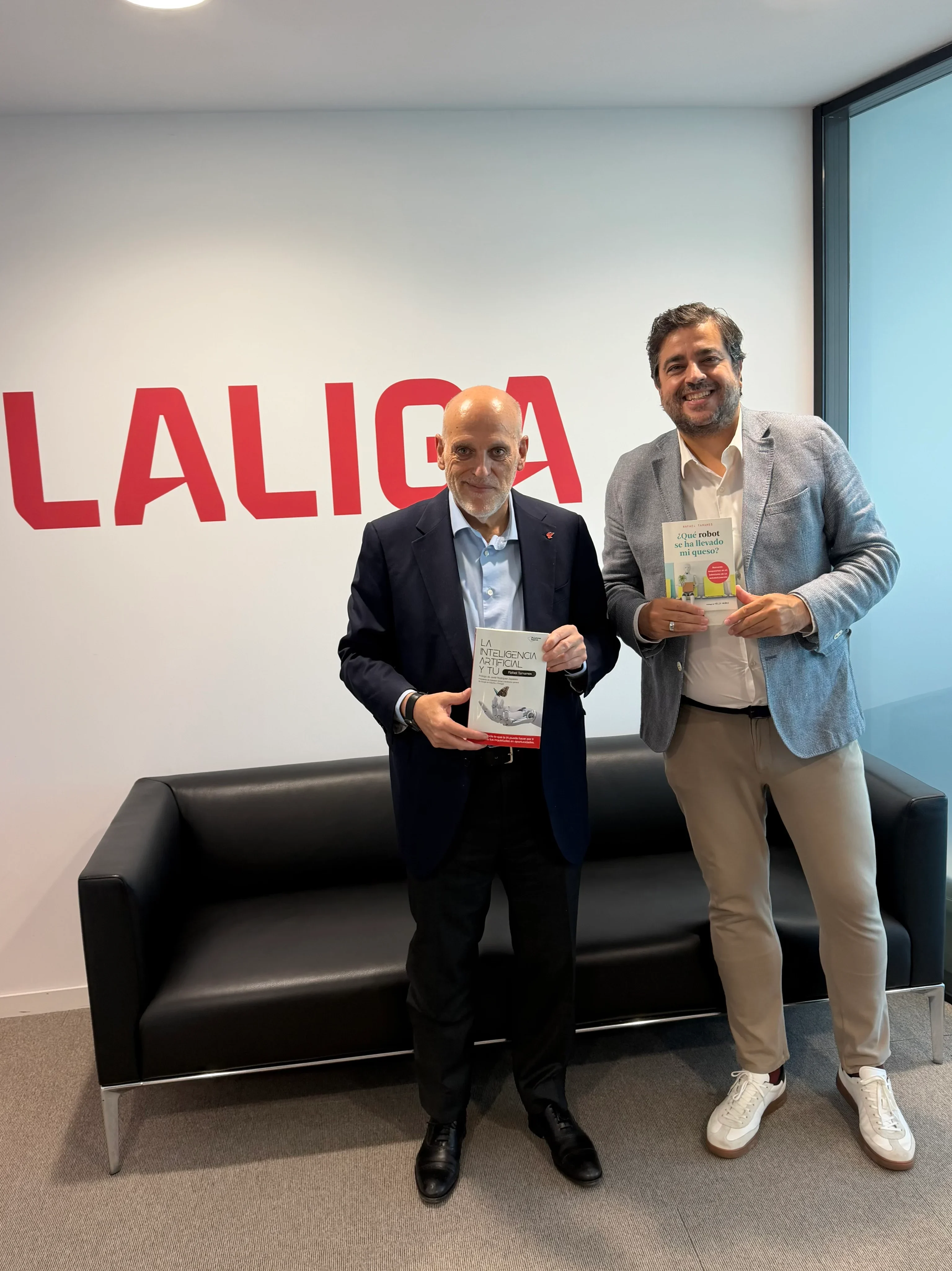 Javier Tebas y Rafael Tamames en la sede de LALIGA sosteniendo sus respectivos libros sobre inteligencia artificial