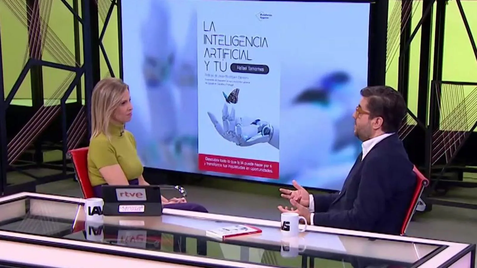 Mara Peterssen entrevista a Rafael Tamames en La aventura del saber de RTVE, con su libro La inteligencia artificial y tú en pantalla