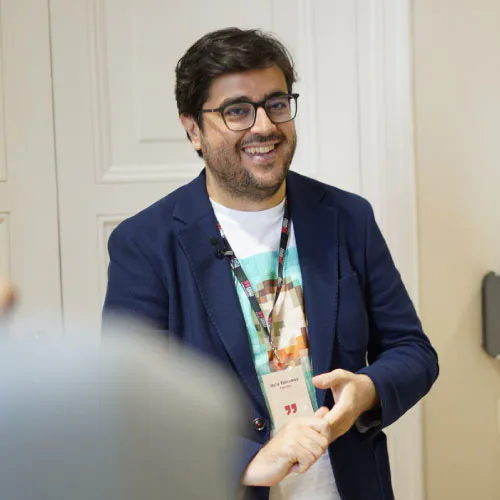 Rafael Tamames sonriendo con americana azul