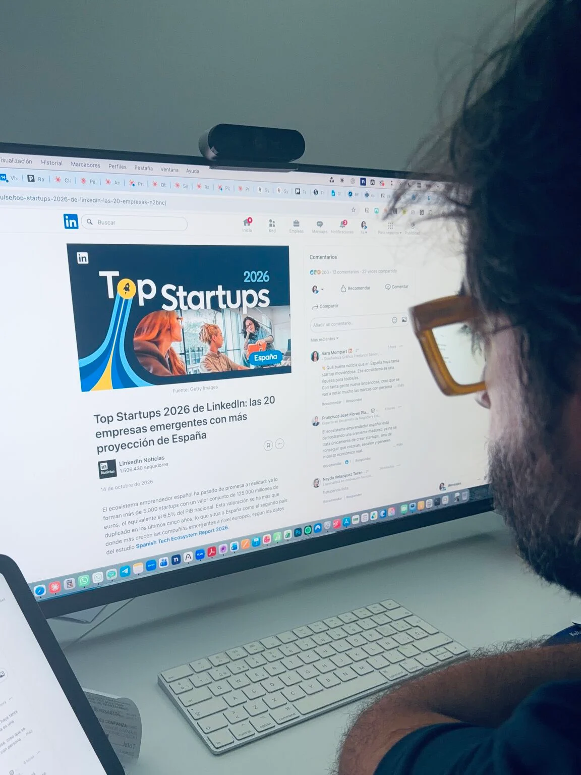 Rafael Tamames leyendo en su pantalla un artículo de LinkedIn sobre Top Startups 2026