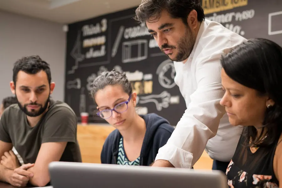 Rafael Tamames guiando una sesión de mentoría con un equipo emprendedor
